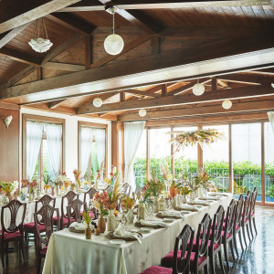 レイアウトも自由自在。どこを見渡しても大きな窓から自然光・緑が感じられるアットホームな空間。パーティ会場の中でも1番人気|南青山ル・アンジェ教会の写真(53322137)