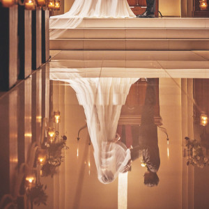 まるで鏡のように反射するバージンロード。幻想的な雰囲気の挙式に|南青山ル・アンジェ教会の写真(53321938)