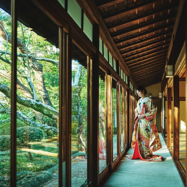 ご神域内に佇む明治時代初期に建てられた「桃林荘」。おもてなし重視ならば納得のプランです。