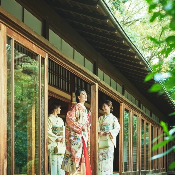 ご神域内に佇む明治時代初期に建てられた「桃林荘」。おもてなし重視ならば納得のプランです。