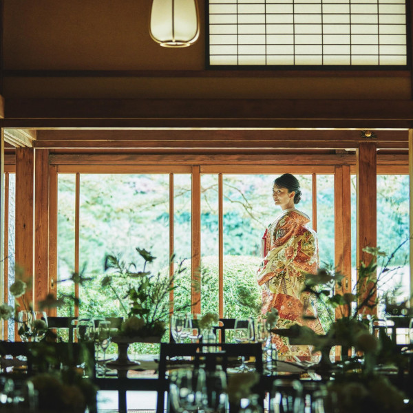 ご神域内に佇む明治時代初期に建てられた「桃林荘」。おもてなし重視ならば納得のプランです。