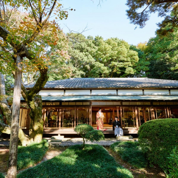 ご神域内に佇む明治時代初期に建てられた「桃林荘」。おもてなし重視ならば納得のプランです。