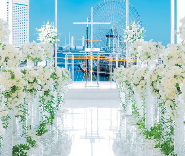 みなとみらいの海と空からの光が降りそそぐ、純白のチャペル