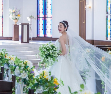 白を基調とした明るいチャペルは写真写りも抜群♪
新婦様の美しさをより一層引き立たせます。