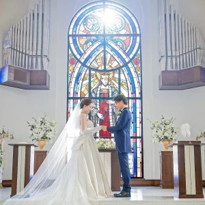 自然光が差し込むステンドグラスと生演奏がお二人の結婚式を彩る