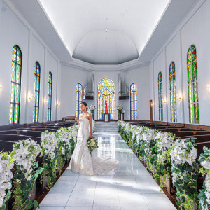 有名映画で使われた純白の大聖堂は、ステンドグラスから射し込む自然光が花嫁を優しく包み込む|ベルクラシック甲府の写真(28229827)