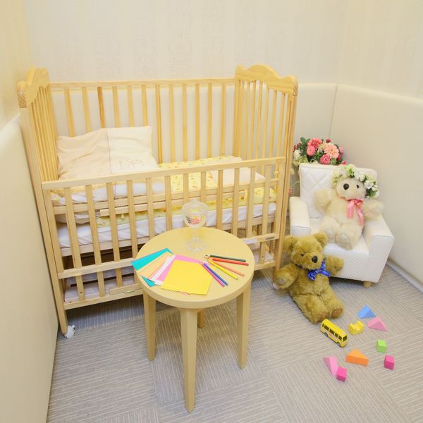 お子様がいらっしゃる新郎新婦様のブライズルームにはベビーベッド・おもちゃなどご用意しております。授乳室・キッズルームも完備しております。|ベルクラシック甲府の写真(1230931)