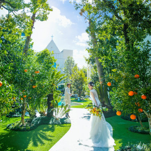 ガーデンの奥にはもう一つの「フルーツガーデン」も。緑と柑橘系の果物に囲まれてアットホームでカジュアルなウエディングも可能|ホテルグランドティアラ南名古屋の写真(18293413)