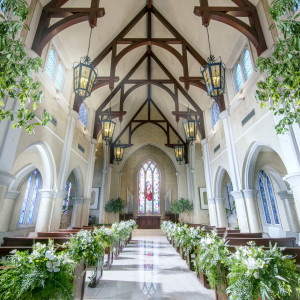 四季折々の自然を感じられる独立型チャペルに、温かい陽射しが優しく差し込みます。木の温もりと光が調和した空間|ホテルグランドティアラ南名古屋の写真(52340401)