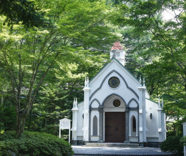 ホテルに併設されている「旧軽井沢礼拝堂」。
こちらは、日本聖公会(英国国教会)に認可されているチャペル。
現職の司祭様が、お2人のご結婚式を執り行います。