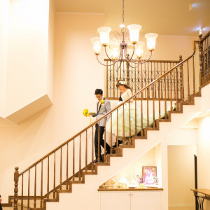 「コッツウォルズハウス」のロビー階段、ドラマチックな登場シーンを演出|旧軽井沢礼拝堂 旧軽井沢ホテル音羽ノ森の写真(3166462)