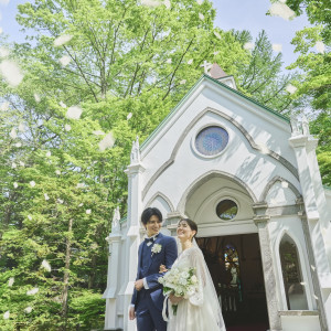 自然の中で祝福のフラワーシャワー|旧軽井沢礼拝堂 旧軽井沢ホテル音羽ノ森の写真(43367562)