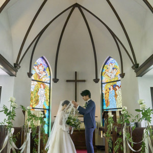 厳かで温かな結婚式に|旧軽井沢礼拝堂 旧軽井沢ホテル音羽ノ森の写真(43367648)