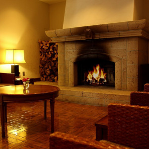 寒い冬の季節には、本館ロビーの暖炉にも火が灯り、ゲストの身も心も温めてくれます。|旧軽井沢礼拝堂 旧軽井沢ホテル音羽ノ森の写真(471999)