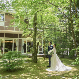 すべてのパーティ会場が中庭に面しているので開放的に|旧軽井沢礼拝堂 旧軽井沢ホテル音羽ノ森の写真(44596700)