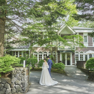 軽井沢の重要文化財・旧三笠ホテルをモチーフに建てられた当館は、軽井沢駅から車で約2分の立地にありながら、軽井沢らしい凜とした自然に囲まれたクラシカルなリゾートホテル。|旧軽井沢礼拝堂 旧軽井沢ホテル音羽ノ森の写真(40767984)