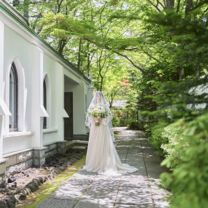 森の小径を抜けてチャペルへ|旧軽井沢礼拝堂 旧軽井沢ホテル音羽ノ森の写真(52124750)