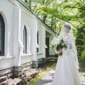 チャペルへ向かう時に通る小径は、緊張と喜びが交差する神聖な空間|旧軽井沢礼拝堂 旧軽井沢ホテル音羽ノ森の写真(43367447)
