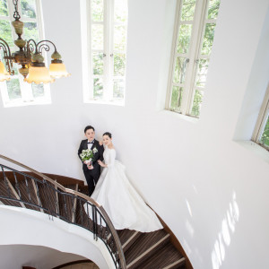 レトロならせん階段は、長いトレーンのウェディングドレスが映える人気の撮影スポットです。|旧軽井沢礼拝堂 旧軽井沢ホテル音羽ノ森の写真(39123850)
