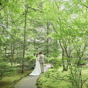 四季折々の自然が彩る癒しの空間、ホテルの中庭は定番の撮影スポット|旧軽井沢礼拝堂 旧軽井沢ホテル音羽ノ森の写真(44596772)