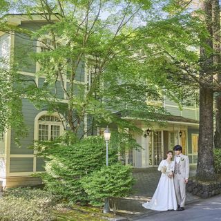 軽井沢の森に囲まれた邸宅を一日一組限定でまるごと貸切りにして過ごす滞在型Wが叶う