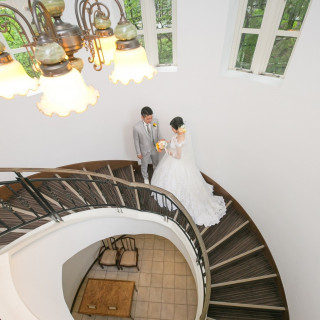 トレーンの長いウエディングドレスは、らせん階段の写真がよく似合います。