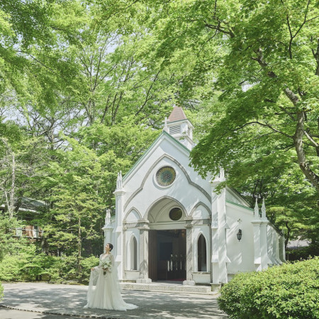 森に包まれた趣きのあるクラシカルなチャペル