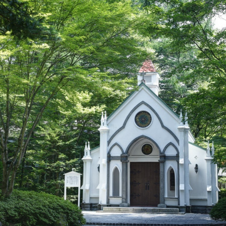 「旧軽井沢礼拝堂」での挙式は、日本聖公会（英国国教会）現職の司祭が挙式を執り行います