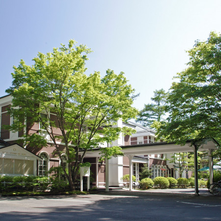 軽井沢の重要文化財・旧三笠ホテルをモチーフに建てられた当館は、軽井沢駅から車で約2分の立地にありながら、軽井沢らしい凜とした自然に囲まれたクラシカルなリゾートホテルです。