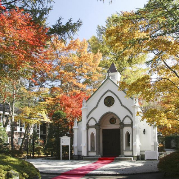 凛とした静けさと深い緑に包まれた礼拝堂。軽井沢の教会文化を受け継ぐ正統な結婚式