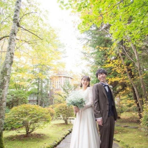 ここにしかない「旧軽井沢礼拝堂」での結婚式は、ふたりの原点となる大切な場所に