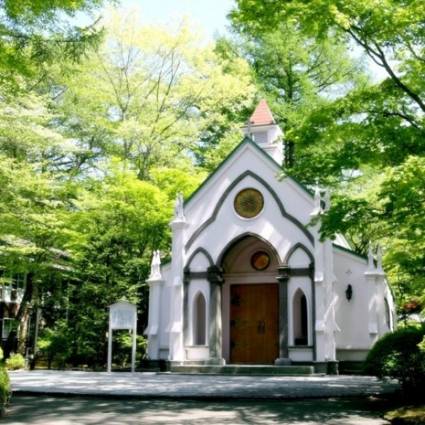 凛とした静けさと深い緑に包まれた礼拝堂。軽井沢の教会文化を受け継ぐ正統な結婚式。