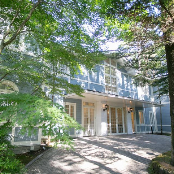 軽井沢の森に囲まれた邸宅を一日一組限定でまるごと貸切りにして過ごす滞在型ウエディング。