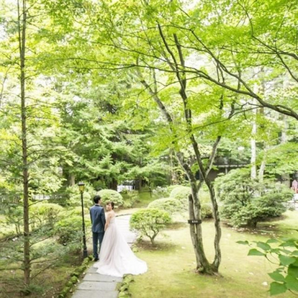 軽井沢らしい自然に囲まれた場所「旧軽井沢ホテル音羽ノ森」で過ごす結婚式