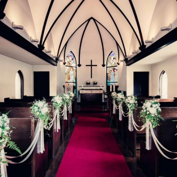 美しい天井のデザインなど随所に本物が息づく礼拝堂は昔ながらの教会の作りでどこか懐かしく心に響く