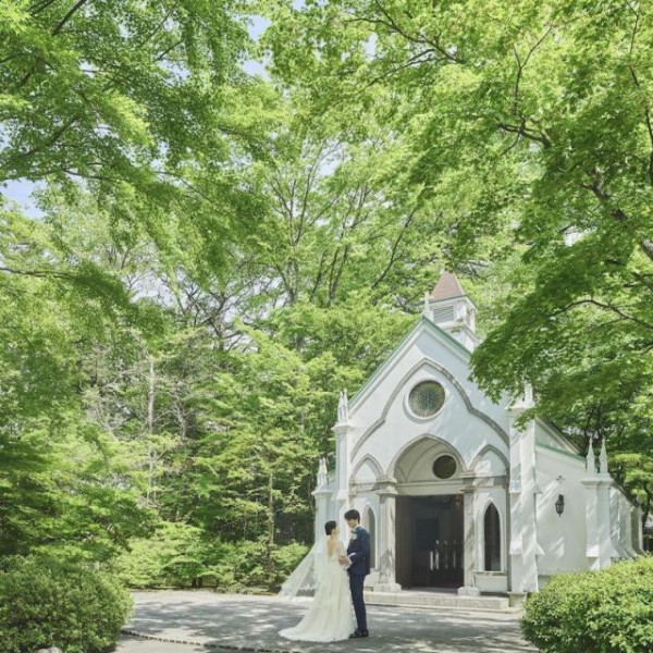 ここにしかない「旧軽井沢礼拝堂」での結婚式は、ふたりの原点となる大切な場所に