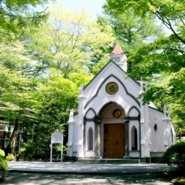 凛とした静けさと深い緑に包まれた礼拝堂。軽井沢の教会文化を受け継ぐ正統な結婚式。