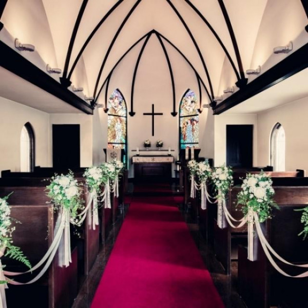 ここにしかない「旧軽井沢礼拝堂」での結婚式は、ふたりの原点となる大切な場所に