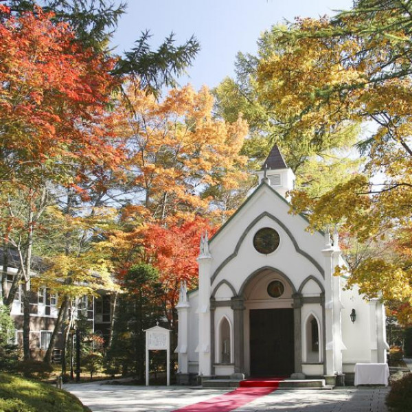 四季が美しい音羽では礼拝堂も季節によって自然に彩られます。