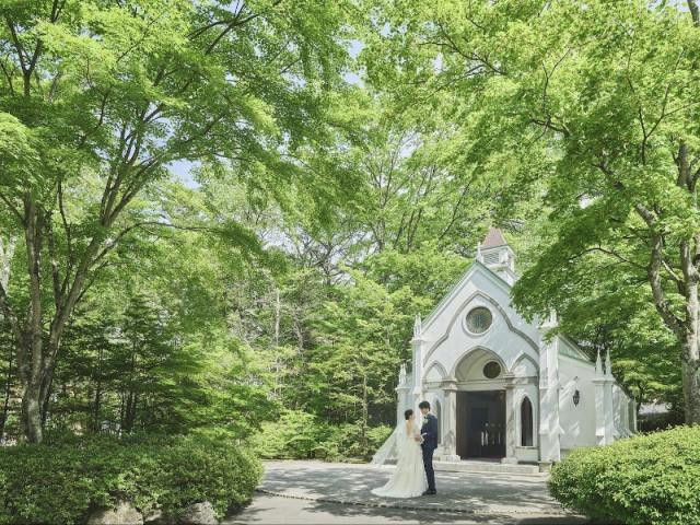 由緒ある森のチャペルで叶える温かな本格挙式