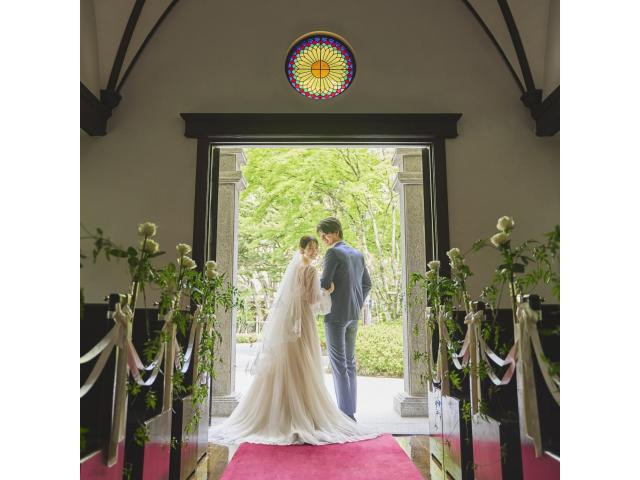 由緒ある森のチャペルで叶える温かな本格挙式