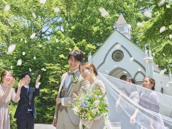  木漏れ日が満ちる森で叶える
”心温まる本物の結婚式”
いつでも帰れる特別な場所へ