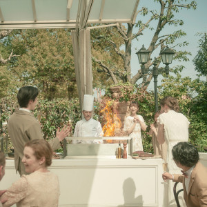 緑の庭で繰り広げられる料理演出がゲストの笑顔を誘う『マルシェダイニング』|ル・シャン・ド・ククの写真(22370433)