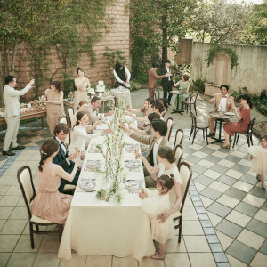美しい庭にテーブルを並べ、外国映画のティータイムのようなパーティ|ル・シャン・ド・ククの写真(22370419)
