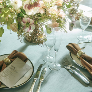 テーブルやレイアウトも自由に選べ、装花が華やかに彩る|ル・シャン・ド・ククの写真(22370509)