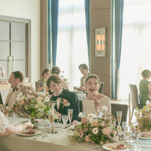 家族や親しい友人だけを招いて挙式を行い、特別な料理を囲みながら会話を楽しむ。 テーブルやレイアウトも自由に選べ、装花が華やかに彩る。 自然と会話が弾む和やかで素敵なひと時|ル・シャン・ド・ククの写真(22330515)