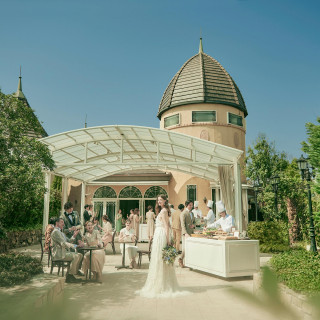 パーティ前半は会場内でゆっくりと料理を味わい、後半には開放的なガーデンへ