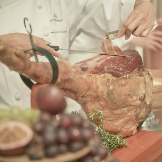 品質や鮮度を目や舌で確かめ、信頼できる素材を厳選