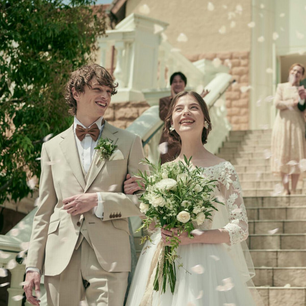 挙式後はプロヴァンスの街を見晴らせる大階段へ。しあわせの余韻を楽しもう