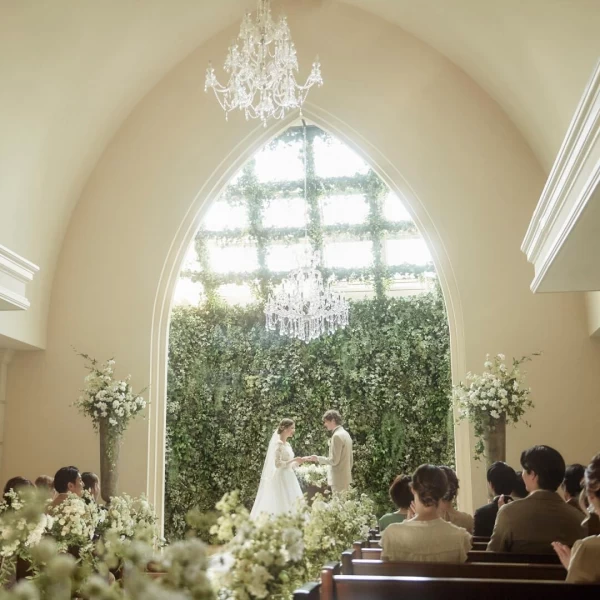 【豪華特典】(1)ドレス2着無料(2)40名以上の料理・飲み物無料(3)送迎バスなど